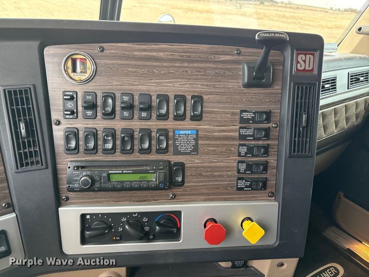 image for item FC2083 2017 Freightliner 122SD semi truck