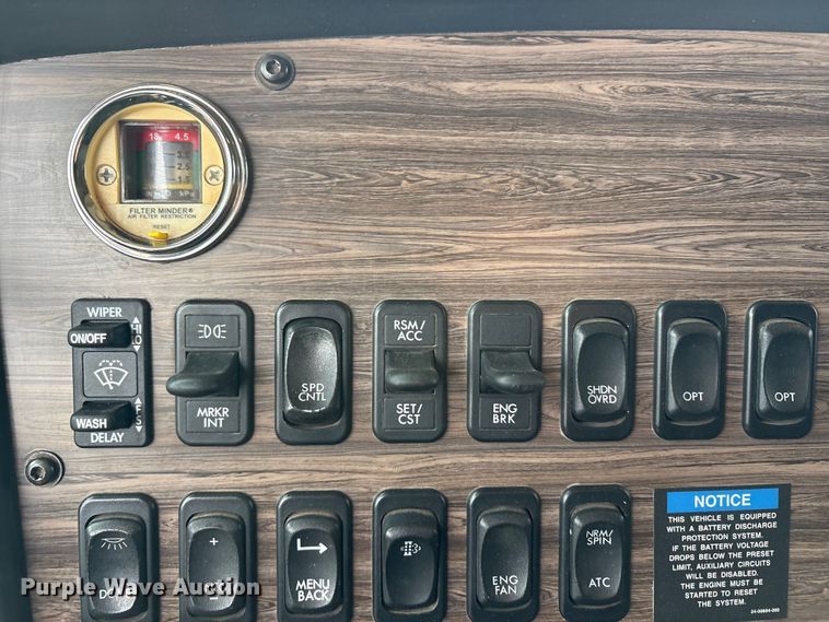 image for item FC2083 2017 Freightliner 122SD semi truck