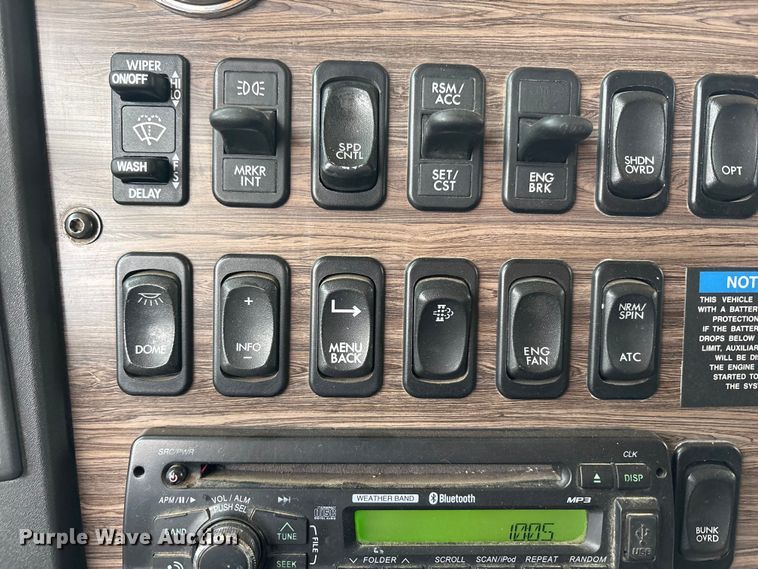 image for item FC2083 2017 Freightliner 122SD semi truck