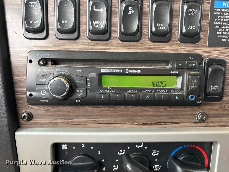 image for item FC2083 2017 Freightliner 122SD semi truck