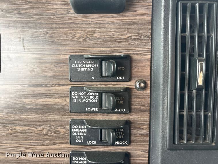 image for item FC2083 2017 Freightliner 122SD semi truck