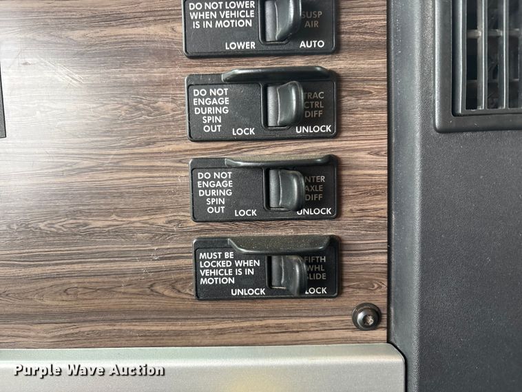 image for item FC2083 2017 Freightliner 122SD semi truck