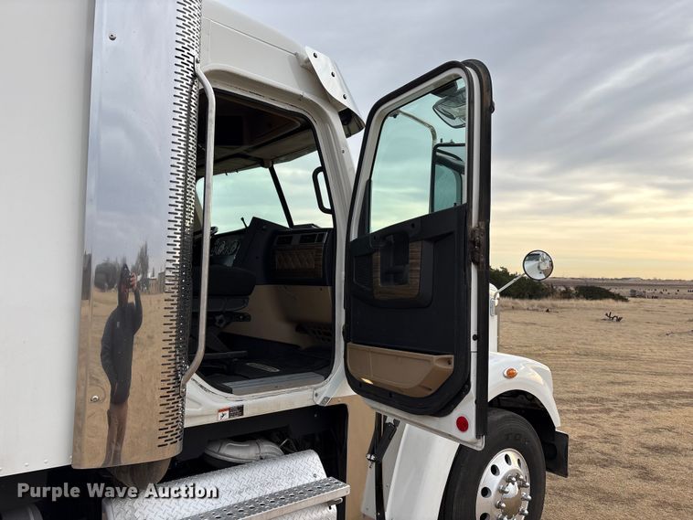 image for item FC2083 2017 Freightliner 122SD semi truck