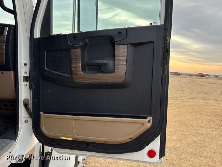 image for item FC2083 2017 Freightliner 122SD semi truck