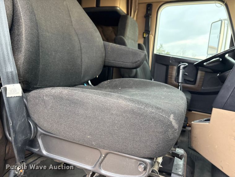 image for item FC2083 2017 Freightliner 122SD semi truck