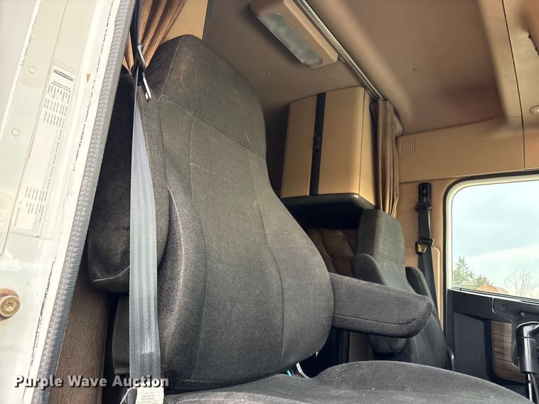 image for item FC2083 2017 Freightliner 122SD semi truck