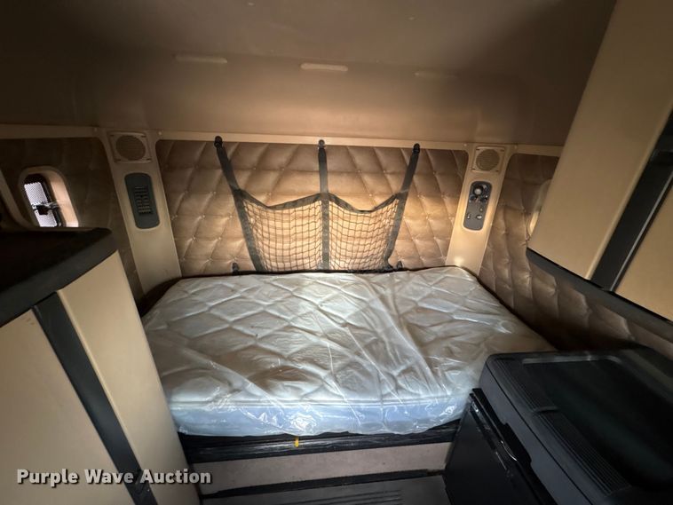 image for item FC2083 2017 Freightliner 122SD semi truck