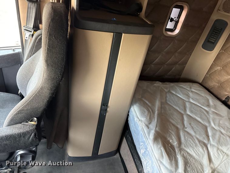 image for item FC2083 2017 Freightliner 122SD semi truck