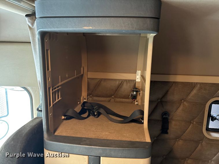 image for item FC2083 2017 Freightliner 122SD semi truck