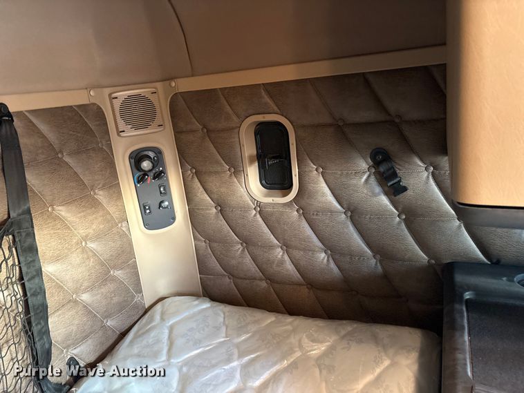 image for item FC2083 2017 Freightliner 122SD semi truck