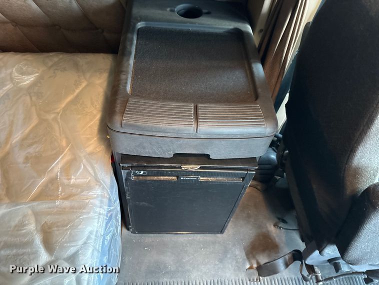 image for item FC2083 2017 Freightliner 122SD semi truck