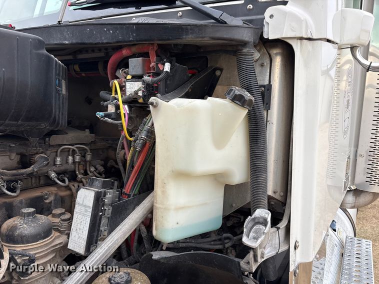 image for item FC2083 2017 Freightliner 122SD semi truck