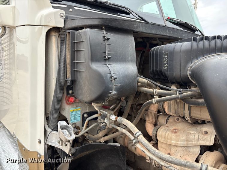 image for item FC2083 2017 Freightliner 122SD semi truck