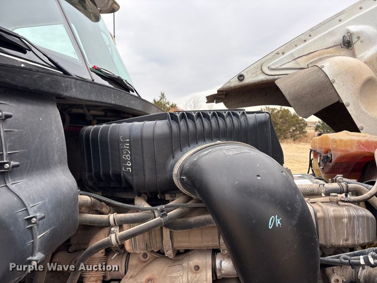 image for item FC2083 2017 Freightliner 122SD semi truck