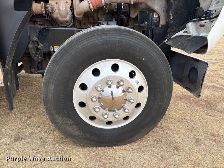 image for item FC2083 2017 Freightliner 122SD semi truck