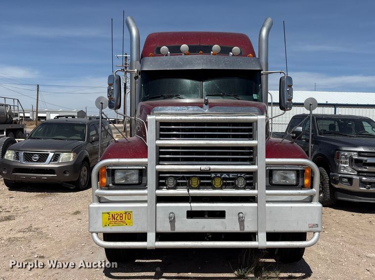 image for item FC2106 2011 Mack CHU613 semi truck