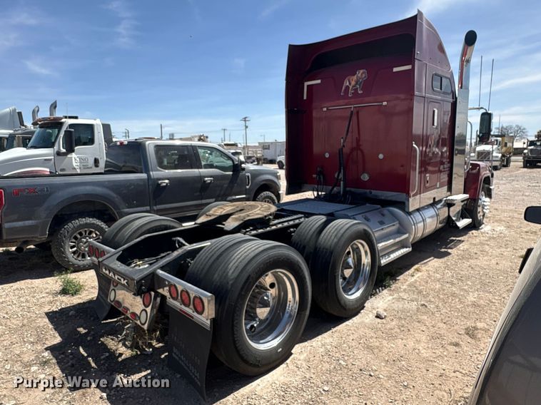 image for item FC2106 2011 Mack CHU613 semi truck