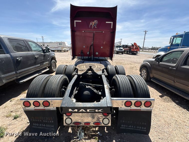 image for item FC2106 2011 Mack CHU613 semi truck