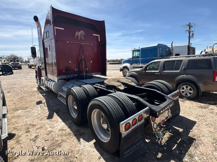 image for item FC2106 2011 Mack CHU613 semi truck