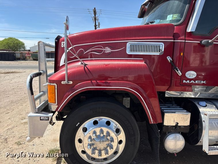 image for item FC2106 2011 Mack CHU613 semi truck