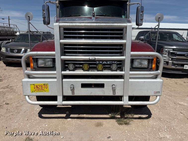 image for item FC2106 2011 Mack CHU613 semi truck