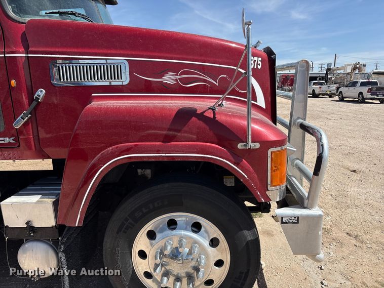 image for item FC2106 2011 Mack CHU613 semi truck