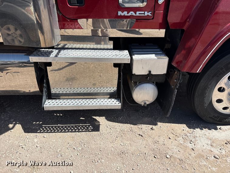 image for item FC2106 2011 Mack CHU613 semi truck