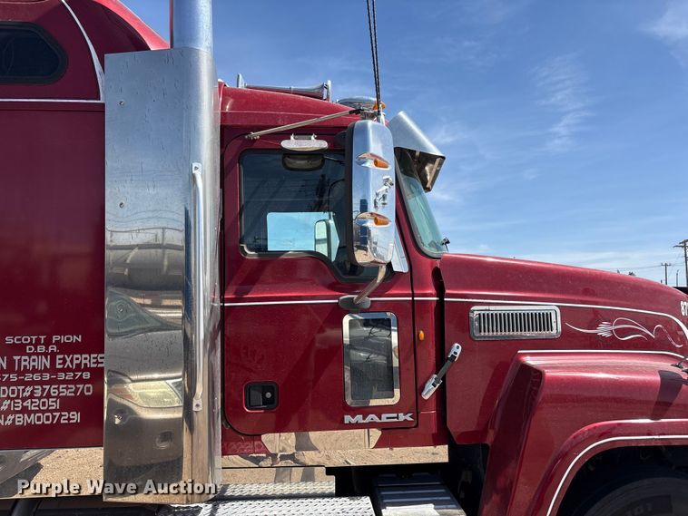 image for item FC2106 2011 Mack CHU613 semi truck