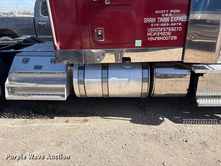 image for item FC2106 2011 Mack CHU613 semi truck