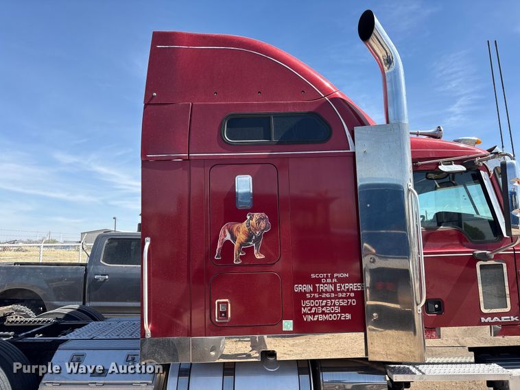 image for item FC2106 2011 Mack CHU613 semi truck