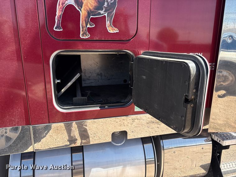 image for item FC2106 2011 Mack CHU613 semi truck