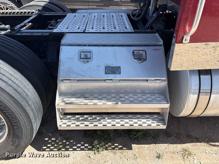 image for item FC2106 2011 Mack CHU613 semi truck