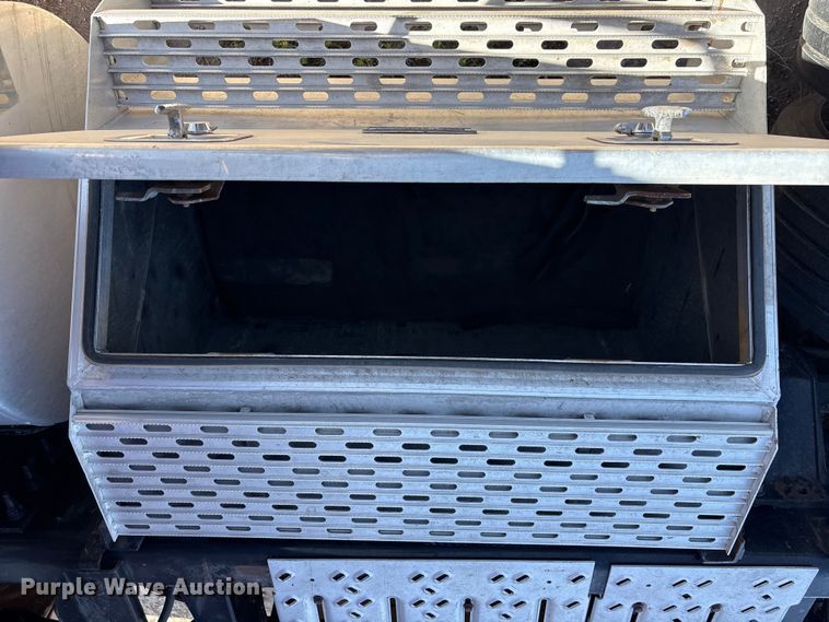 image for item FC2106 2011 Mack CHU613 semi truck