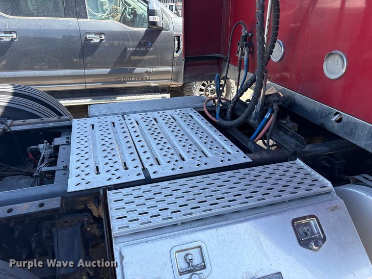 image for item FC2106 2011 Mack CHU613 semi truck