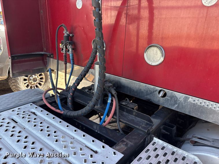 image for item FC2106 2011 Mack CHU613 semi truck