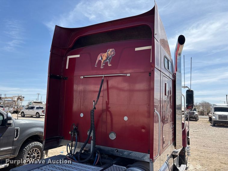 image for item FC2106 2011 Mack CHU613 semi truck