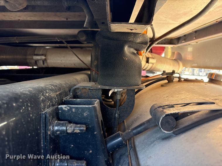 image for item FC2106 2011 Mack CHU613 semi truck