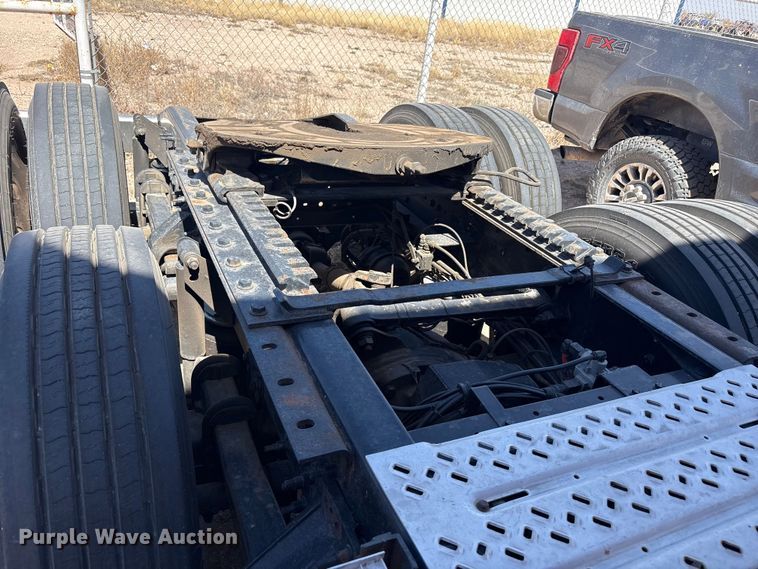 image for item FC2106 2011 Mack CHU613 semi truck