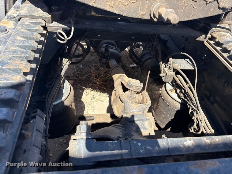 image for item FC2106 2011 Mack CHU613 semi truck