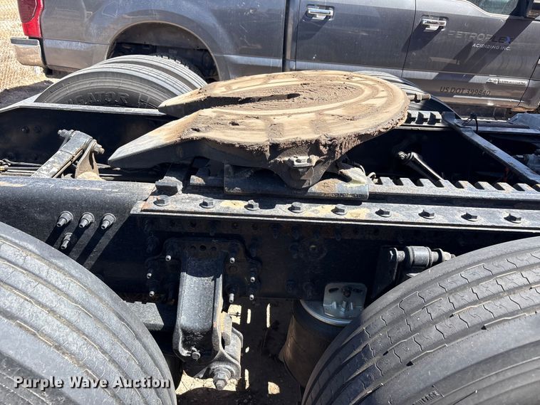 image for item FC2106 2011 Mack CHU613 semi truck