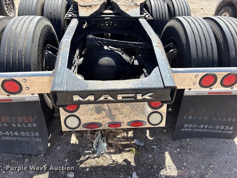 image for item FC2106 2011 Mack CHU613 semi truck