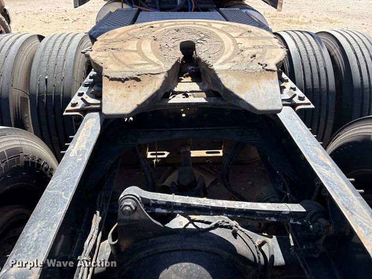 image for item FC2106 2011 Mack CHU613 semi truck