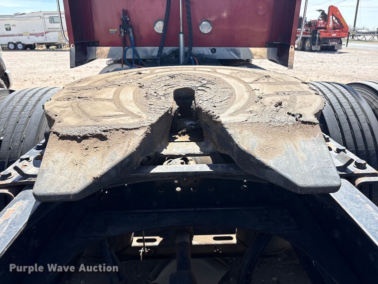 image for item FC2106 2011 Mack CHU613 semi truck