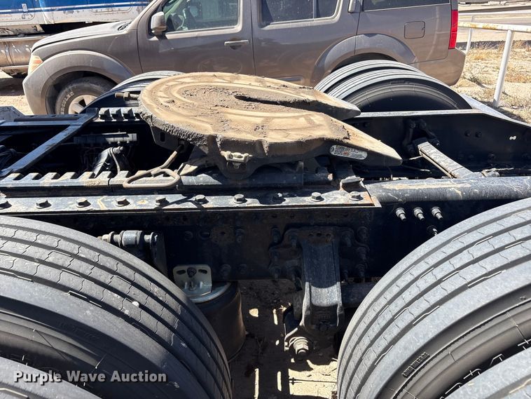 image for item FC2106 2011 Mack CHU613 semi truck