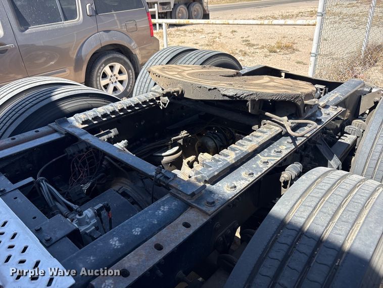 image for item FC2106 2011 Mack CHU613 semi truck