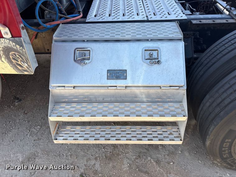 image for item FC2106 2011 Mack CHU613 semi truck