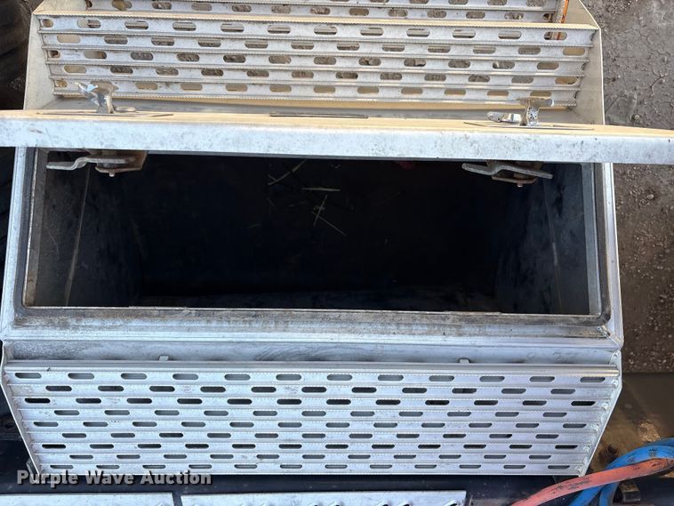 image for item FC2106 2011 Mack CHU613 semi truck