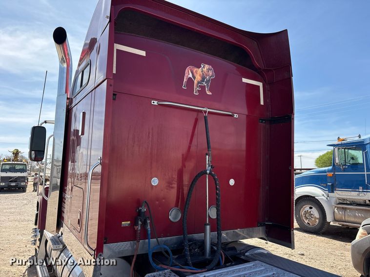 image for item FC2106 2011 Mack CHU613 semi truck