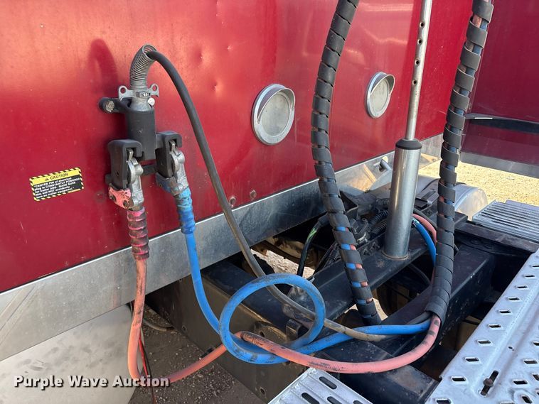 image for item FC2106 2011 Mack CHU613 semi truck