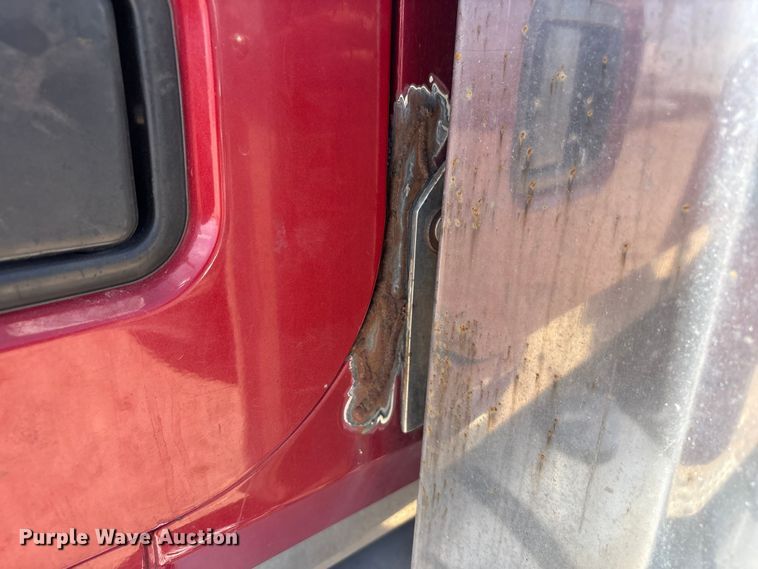 image for item FC2106 2011 Mack CHU613 semi truck